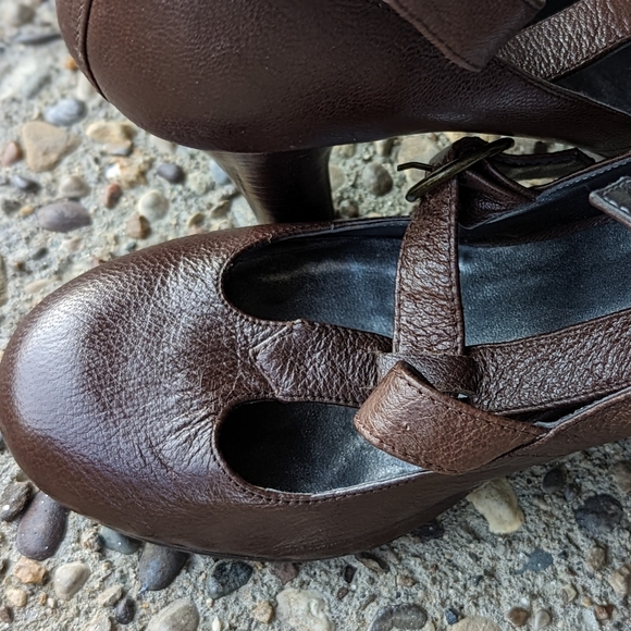 STEVE MADDEN MARY JANE, BROWN STRAPPY HEELS. - Picture 10 of 10